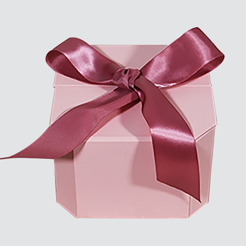 ピンクの甘いちょう結びのギフトボックス型フラップキャンドルカップチョコレート絶妙なギフトボックス